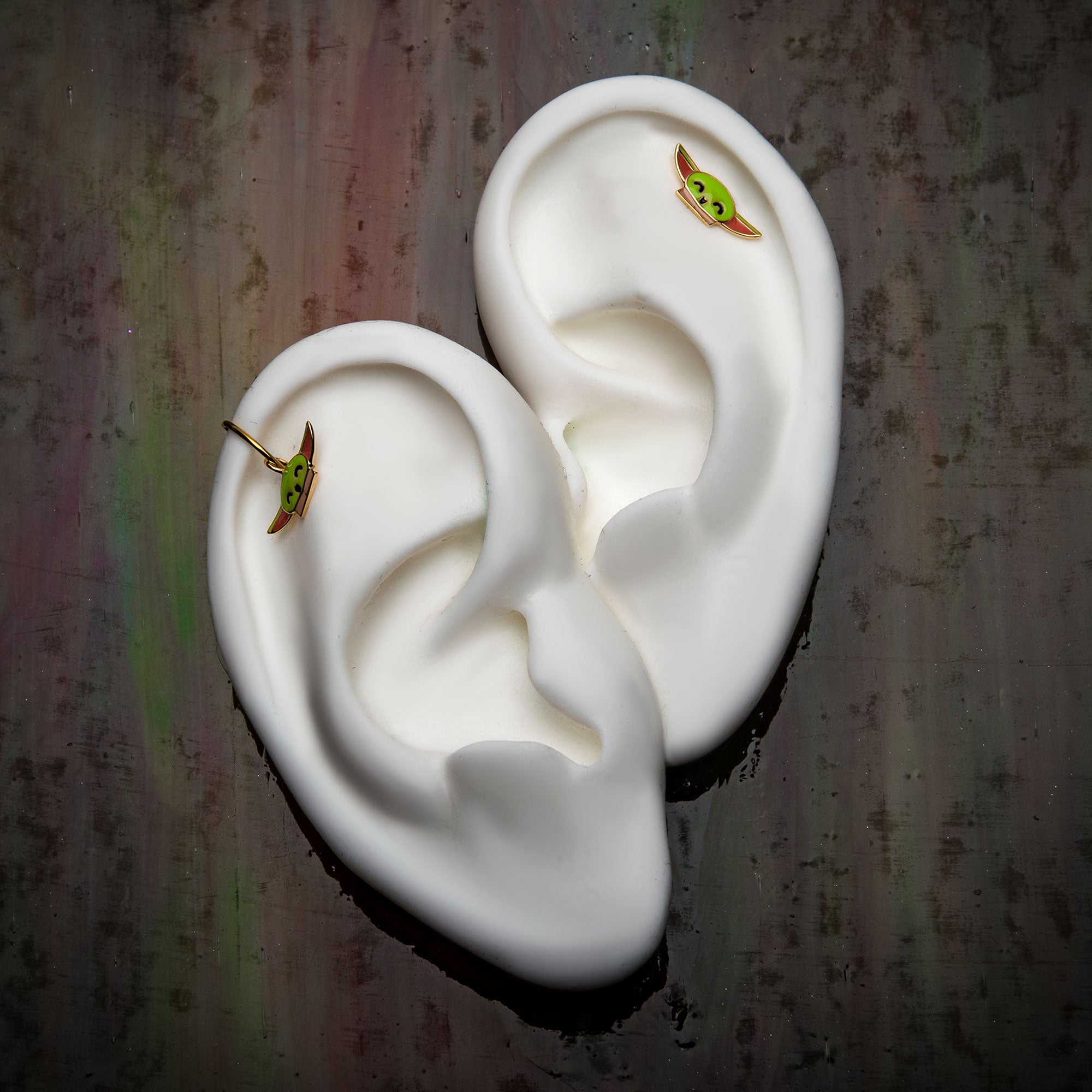 14Kt Gold Threadless with Enamel Star Wars Grogu The Child Top